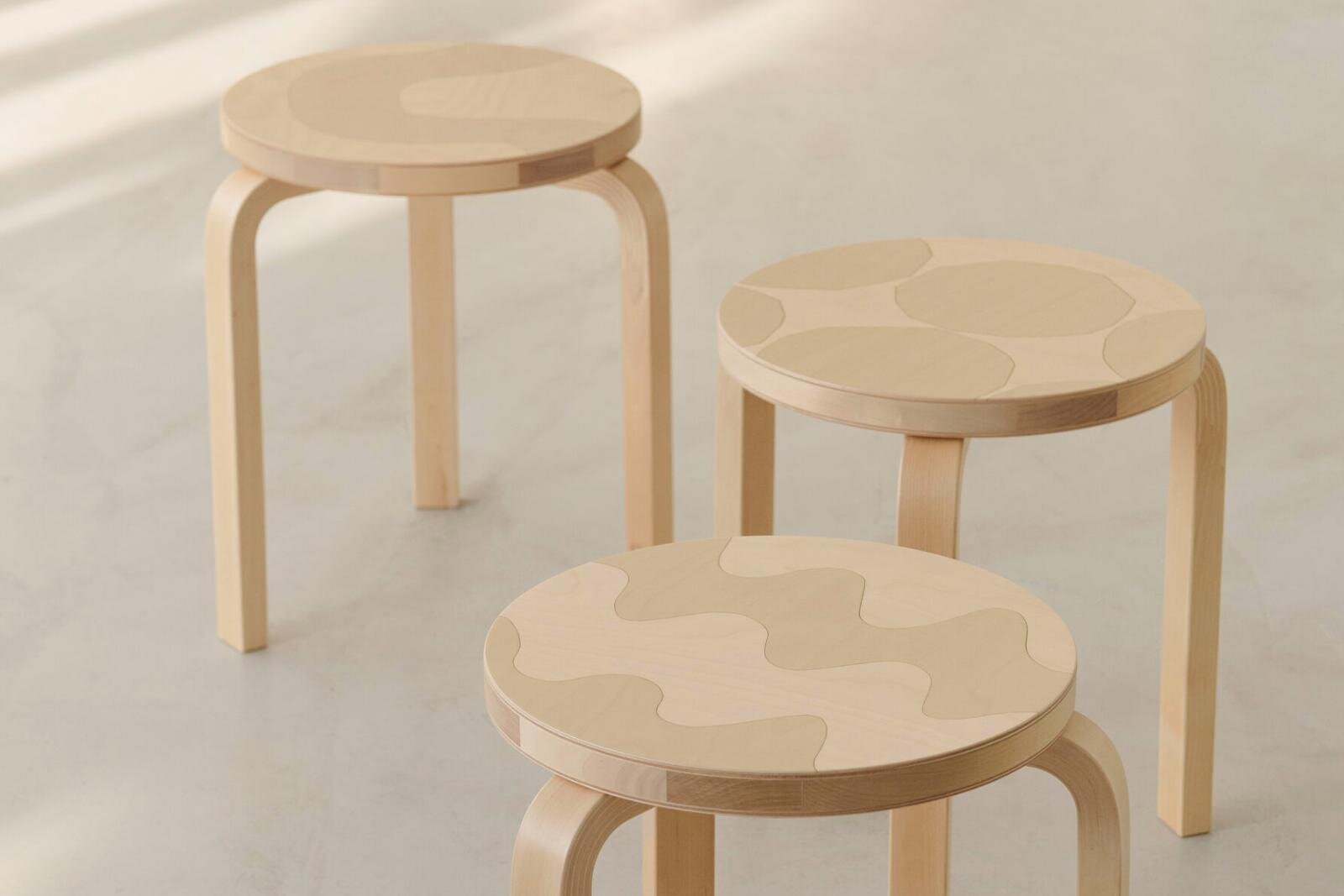 マリメッコ×アルテックの北欧家具、“柔らかな曲線”デザインの木目スツールやテーブル