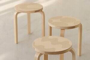 マリメッコ×アルテックの北欧家具、“柔らかな曲線”デザインの木目スツールやテーブル