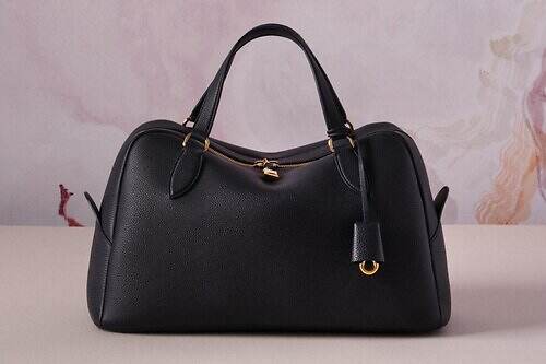 ロロ・ピアーナの「ニードル・バッグ」くたっとしなやか、シンプルなレザーハンドバッグ