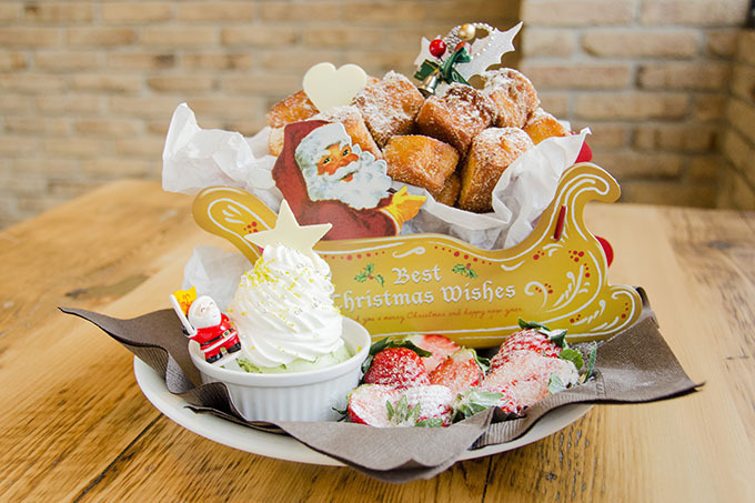 カフェ アクイーユからXmas限定「ドーナツパンケーキ」- カナダ産メープル香る贅沢な一皿 | 写真