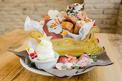 とちおとめ｜カフェ アクイーユからXmas限定「ドーナツパンケーキ」- カナダ産メープル香る贅沢な一皿