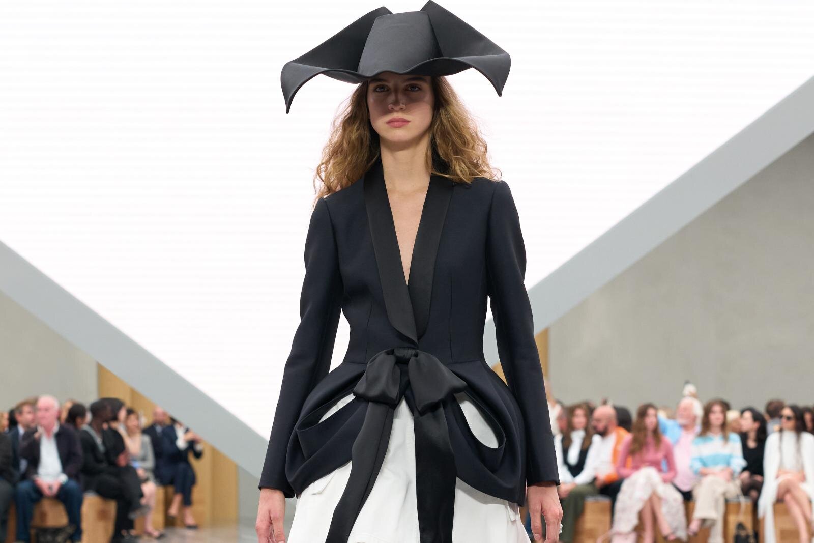 ディオールの現代版「ニュールック」ジョナサン・アンダーソンが再解釈するメゾンの歴史