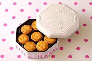 資生堂パーラー「花椿ビスケット」クラシックアイボリー色の限定缶、華やかピンクの文字入り