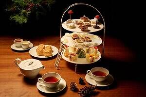 東京エディション虎ノ門×吉田ユニのクリスマスアフタヌーンティー、苺のランプやバニラムースのベッドなど