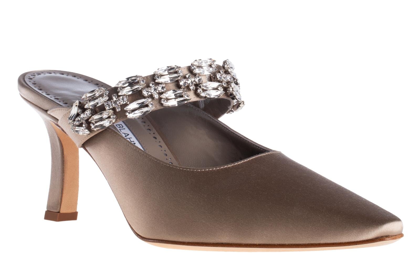 マノロ ブラニク“古代ローマのジュエリー着想”ミュール＆フラットシューズ、クリスタルストラップで