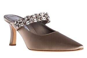 マノロ ブラニク“古代ローマのジュエリー着想”ミュール＆フラットシューズ、クリスタルストラップで