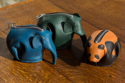 ロエベのXmasはトロピカル！旗艦店に“バナナツリー”、ギフトにぴったりの新作アイテムも展開中