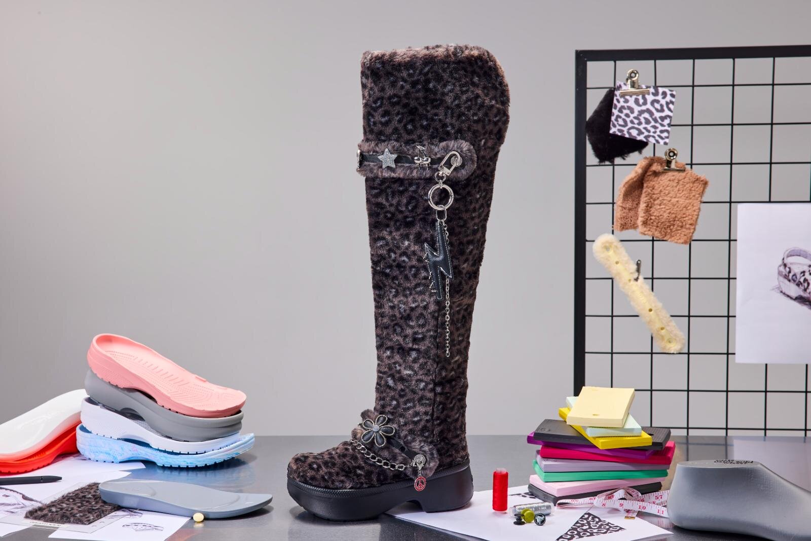 クロックス初ニーハイブーツ、もこもこレオパードファーに17個のチャーム装飾