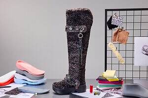 クロックス初ニーハイブーツ、もこもこレオパードファーに17個のチャーム装飾
