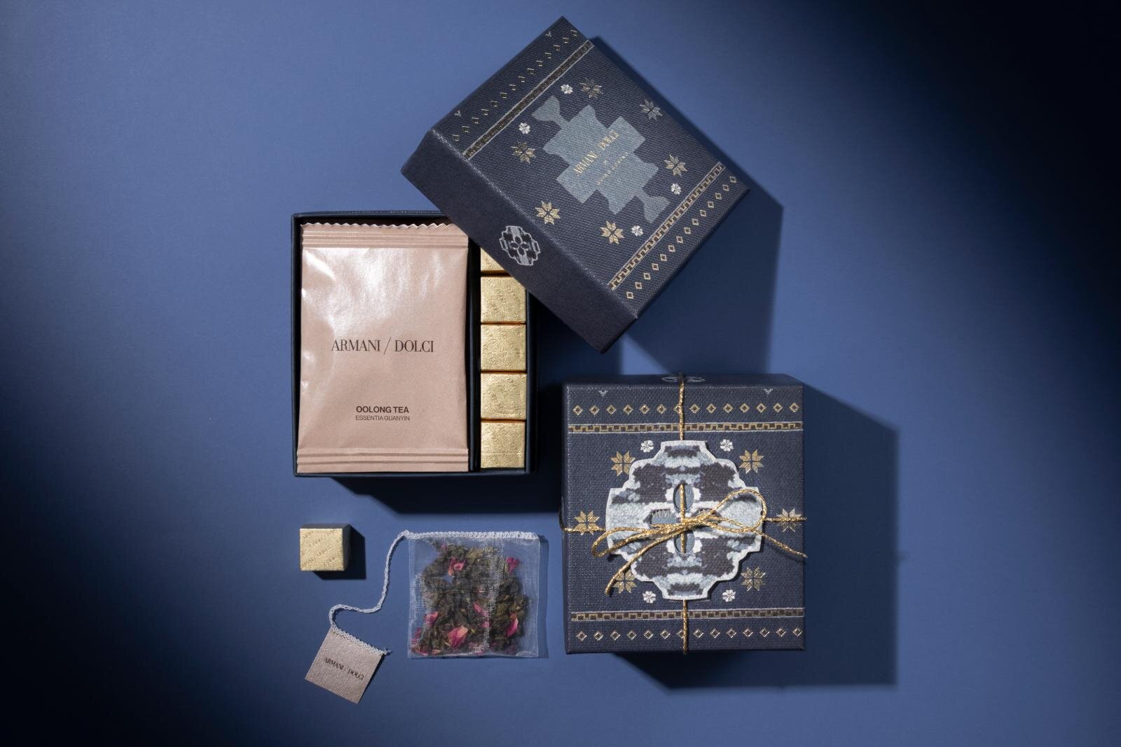 アルマーニ / ドルチの秋限定アソートボックス、桃香る二層仕立てのプラリネとウーロンティー