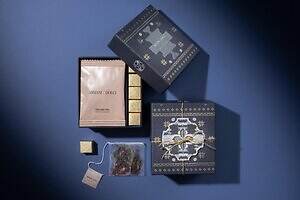 アルマーニ / ドルチの秋限定アソートボックス、桃香る二層仕立てのプラリネとウーロンティー