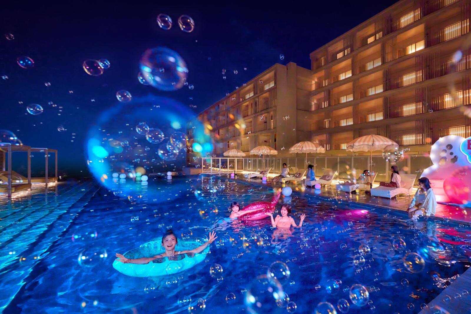冬のナイトプール「ウィンタープールパーティー」きらめくバブル演出やサウナ、BEB5沖縄瀬良垣で