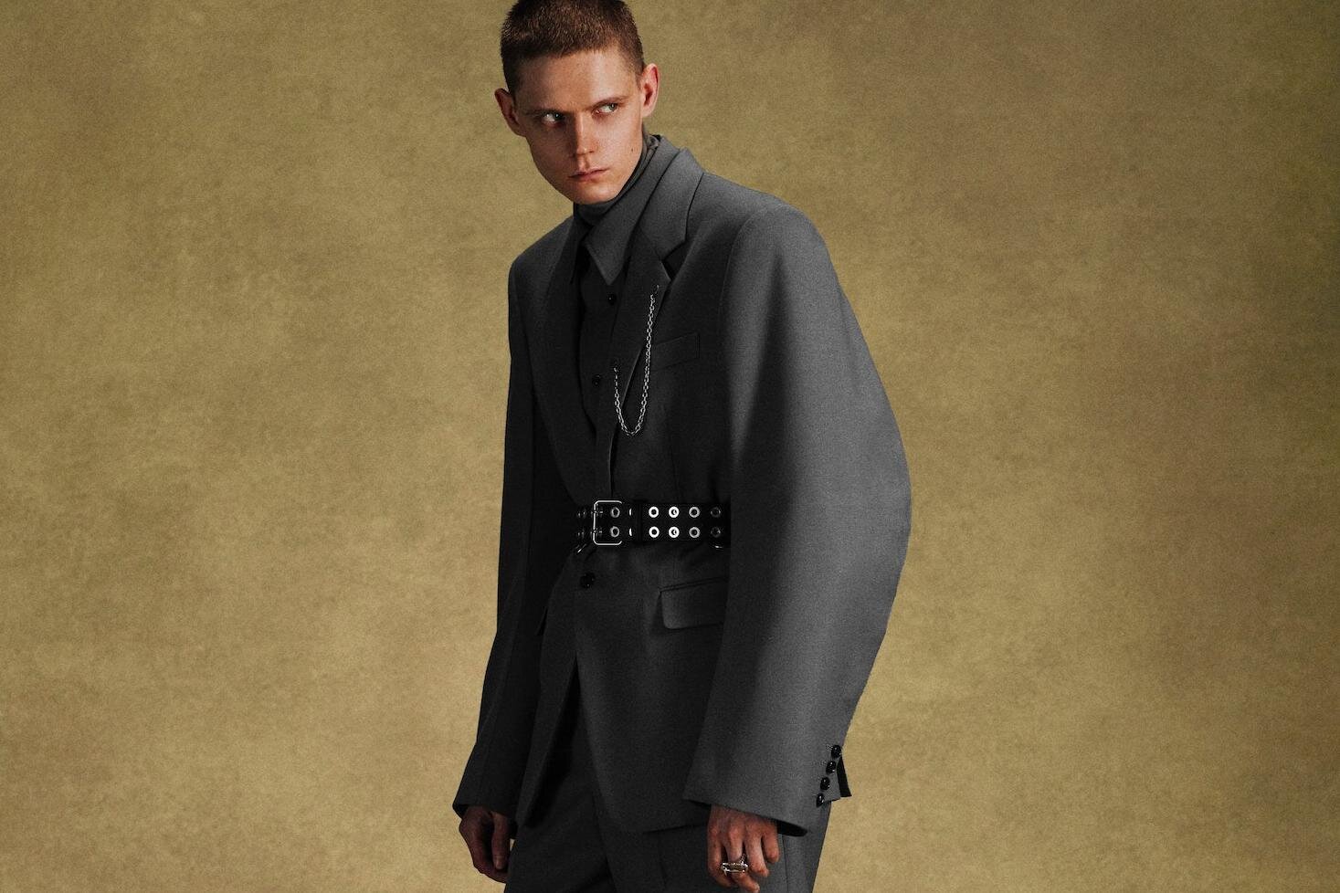 ジョン ローレンス サリバン25年秋冬ウェア、“軍服”着想アームのテーラードジャケット＆ワイドパンツ