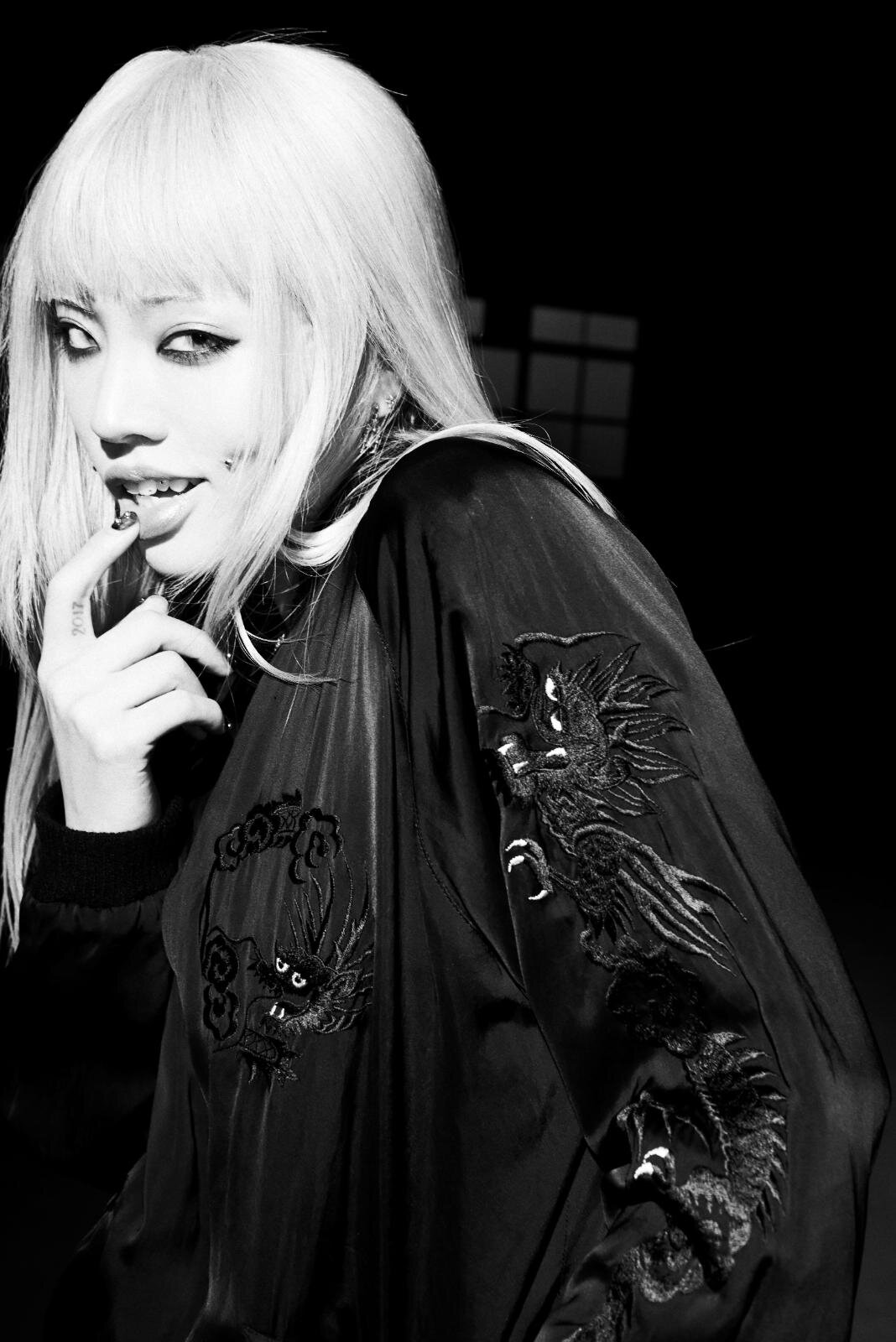 Y's×テーラー東洋のリバーシブルスカジャン、龍の袖刺繍を施した黒＆背中に富士山のオフホワイト｜写真9