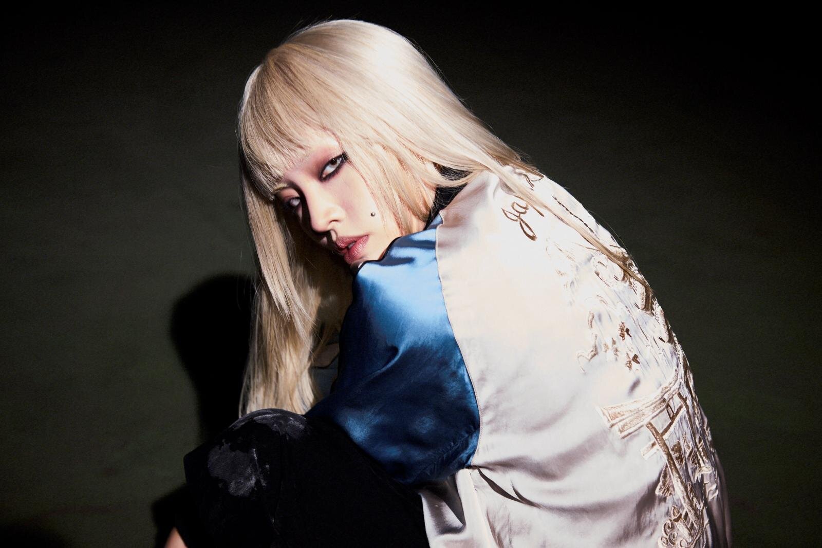 Y's×テーラー東洋のリバーシブルスカジャン、龍の袖刺繍を施した黒＆背中に富士山のオフホワイト