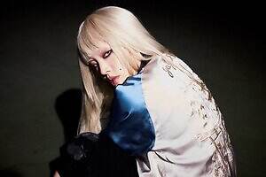 Y's×テーラー東洋のリバーシブルスカジャン、龍の袖刺繍を施した黒＆背中に富士山のオフホワイト