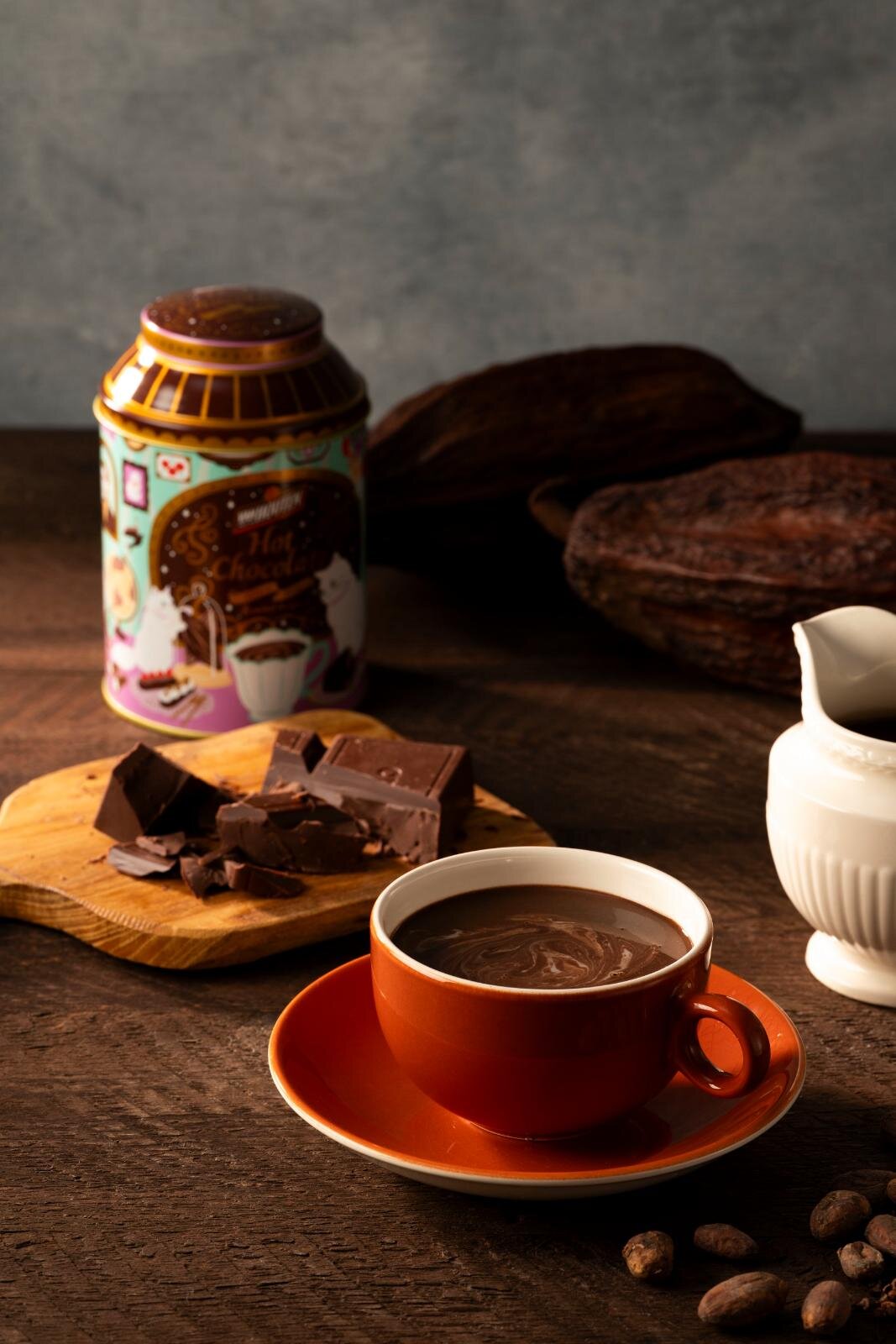 バンホーテンの濃厚ホットチョコレート缶、"白猫"モチーフのクリスマスデザイン｜写真2