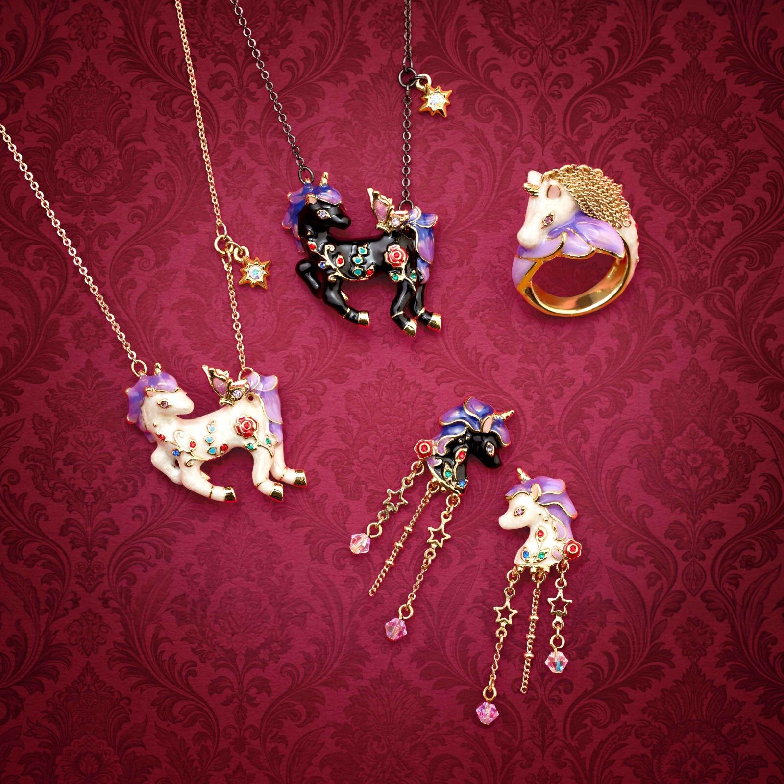 ネックレス 各27,500円、リング 22,000円、ピアス・イヤリング 24,200円