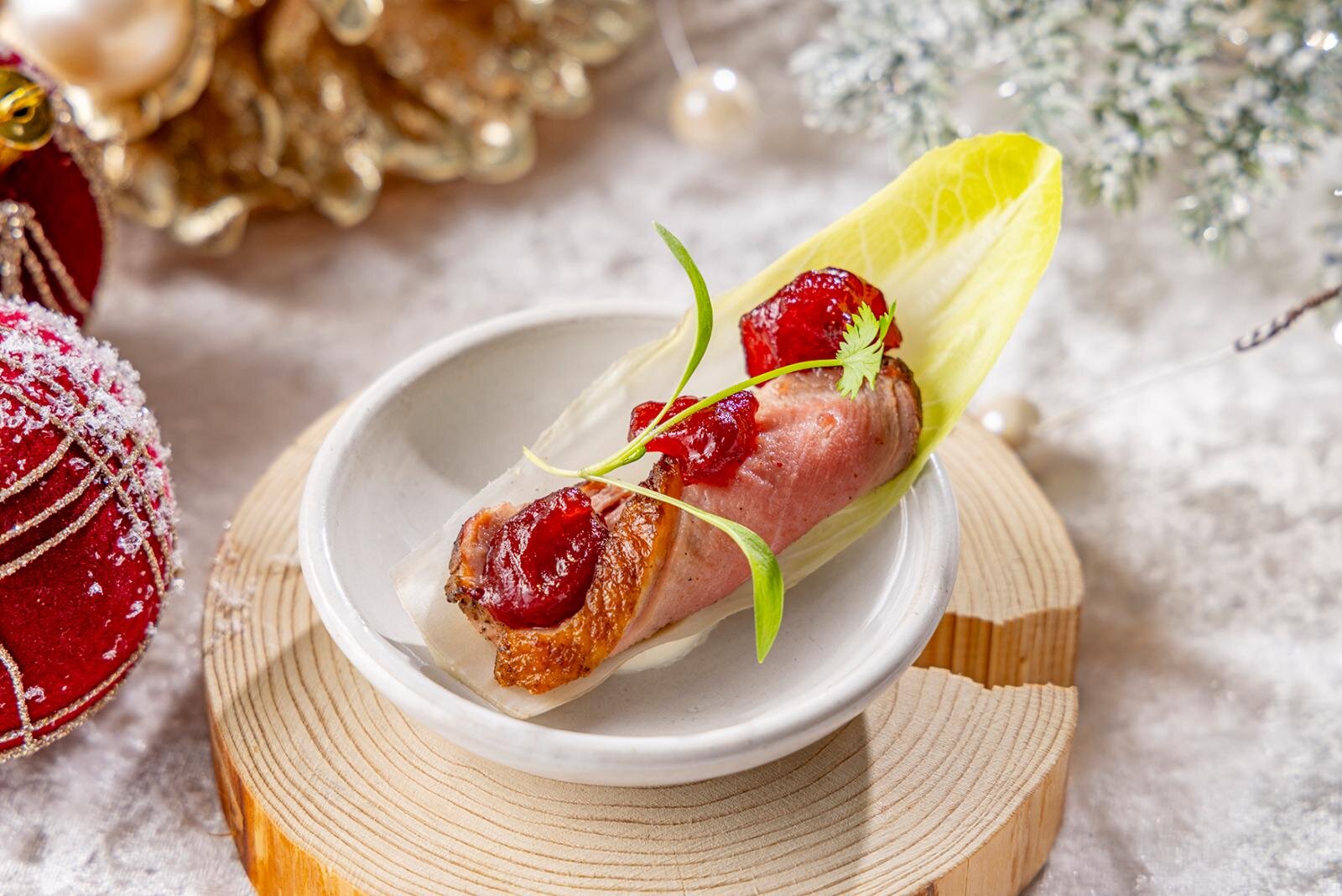 ヒルトン東京“肉”主役のクリスマスアフタヌーンティー、ドールハウス型スタンドでスイーツも｜写真4