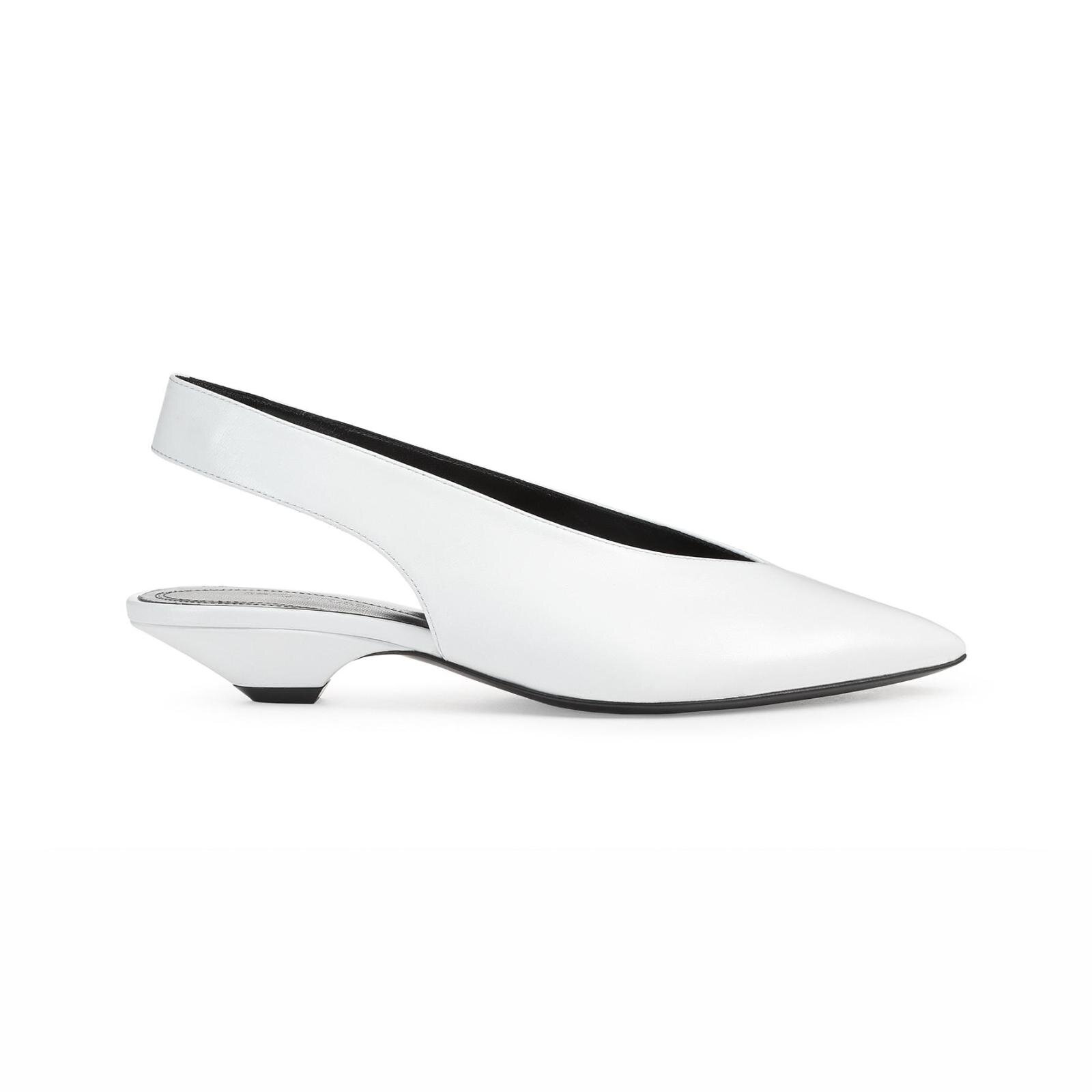 スリングバック 126,500円 ヒール高：2.5cm
カラー：ブラック、ホワイト、スキンベージュ(2025年11月上旬～販売予定)