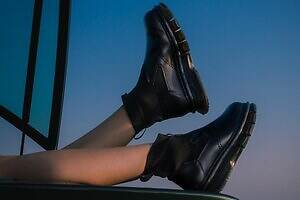 ドクターマーチン「キュビスト」"キューブ状ソール”の黒色チェルシー＆ジップブーツ