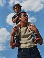 メゾン キツネ×ハンター初コラボ、“フォックスヘッドロゴ”のレインブーツ＆レインコート｜写真2