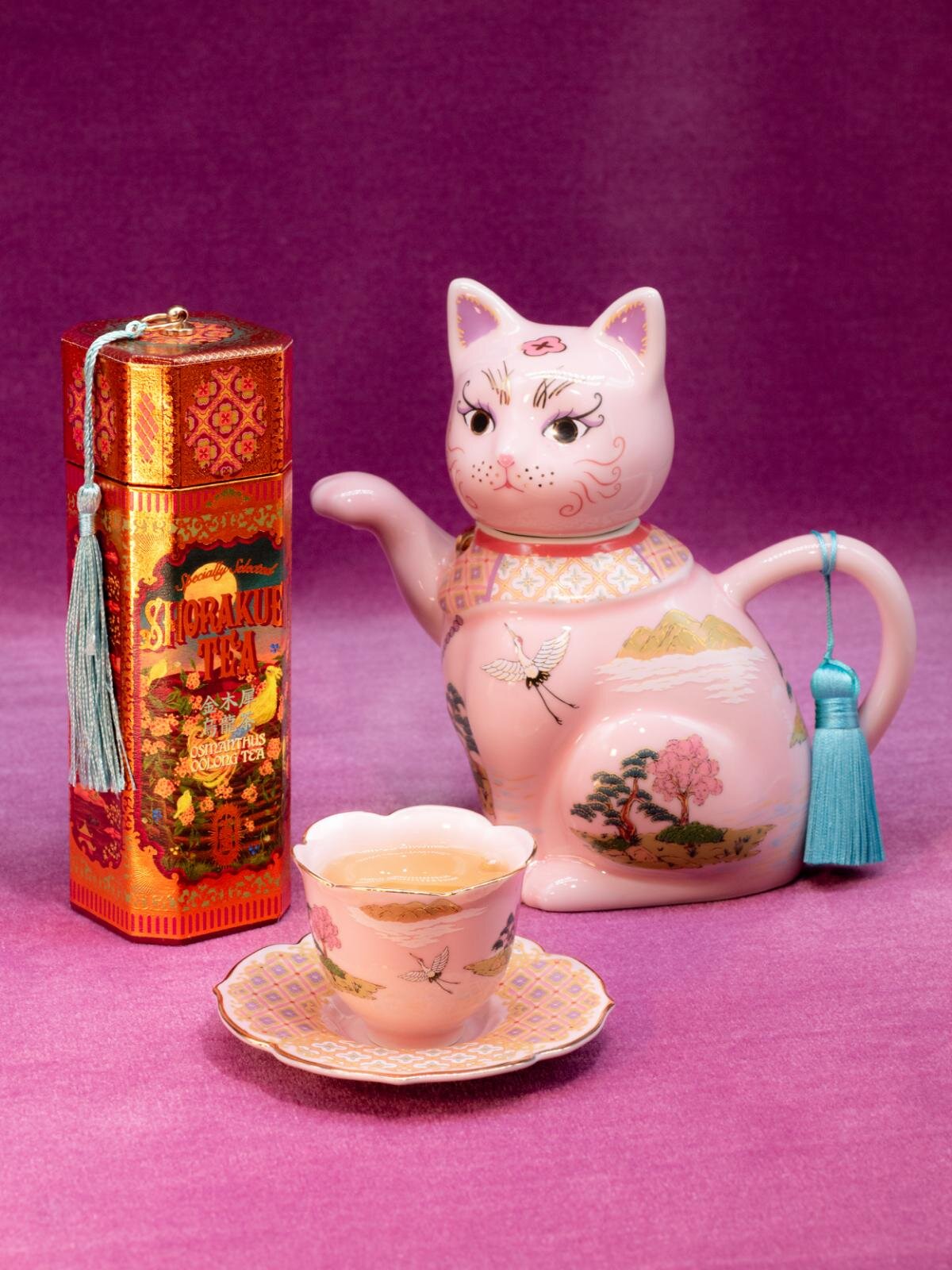 左から) 「小楽園のお茶箱 金木犀烏龍茶」12g 4,320円 「花型茶杯と茶托のセット」 14,300円
 「福招き猫ポット」26,400円