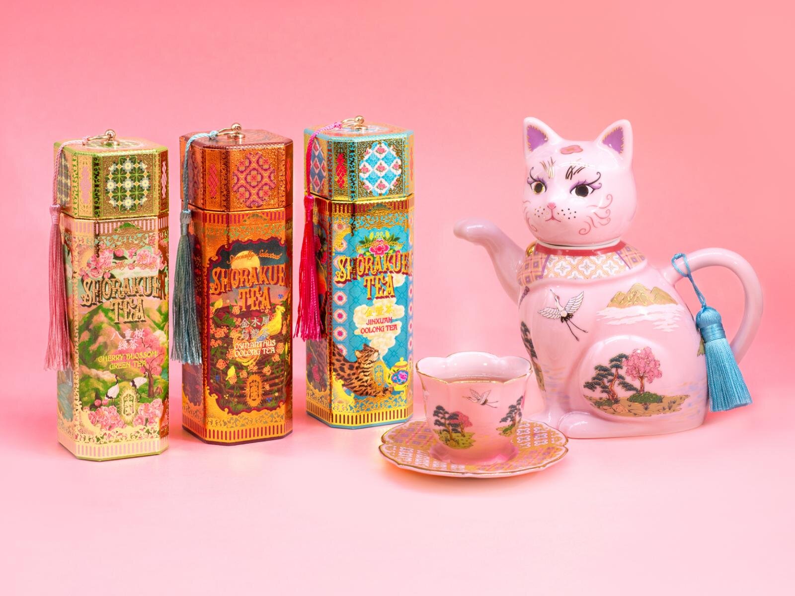 左から)「小楽園のお茶箱 八重桜緑茶」30g 3,900円 「小楽園のお茶箱 金木犀烏龍茶」12g 4,320円 
「小楽園のお茶箱 金萱茶」18g 3,900円
「花型茶杯と茶托のセット」 14,300円
「福招き猫ポット」26,400円
