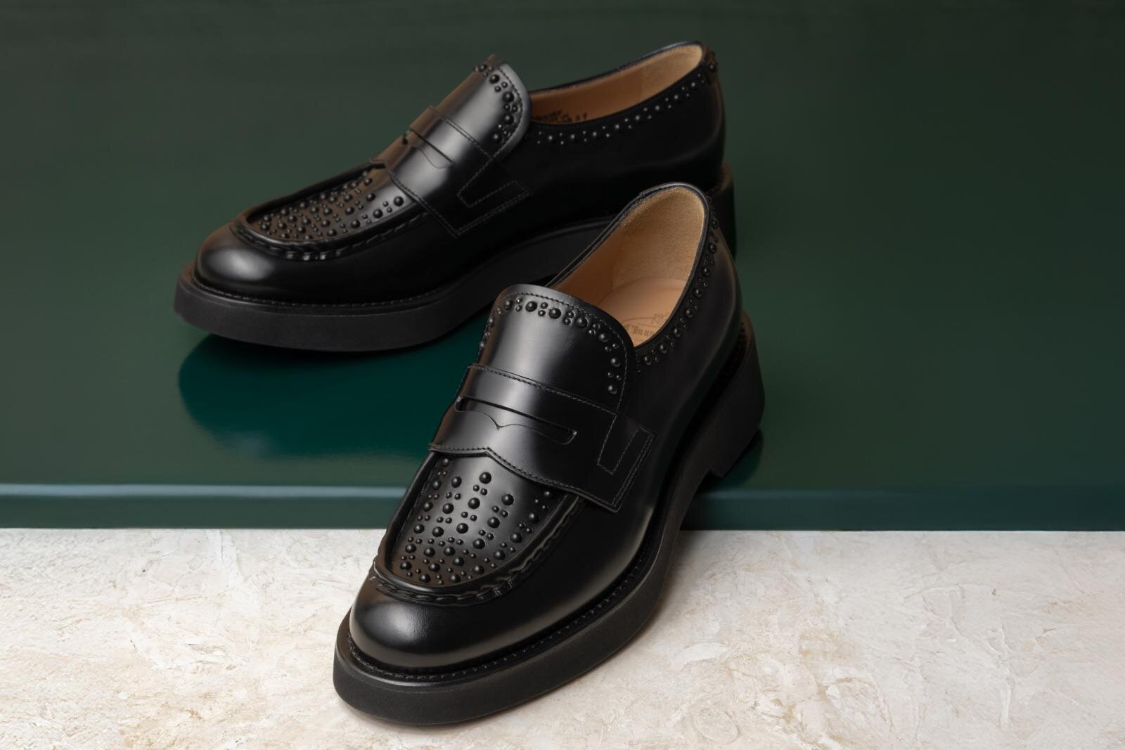 チャーチ“ブラックスタッズ”輝くレザーシューズ「シティライツ」ローファーやメリージェーン