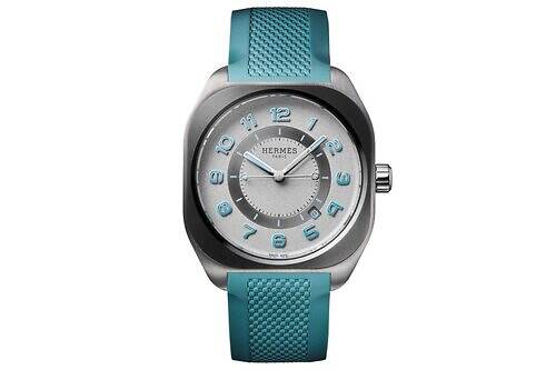 エルメス“クッション形ケース”のメンズ腕時計、文字盤のアラビア数字が輝くチタンウォッチ