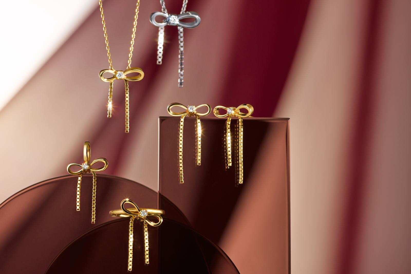 スタージュエリー25年クリスマス"ハートやリボン"のネックレス、ダイヤモンド輝くピアスも