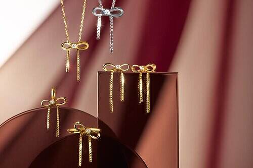 スタージュエリー25年クリスマス"ハートやリボン"のネックレス、ダイヤモンド輝くピアスも