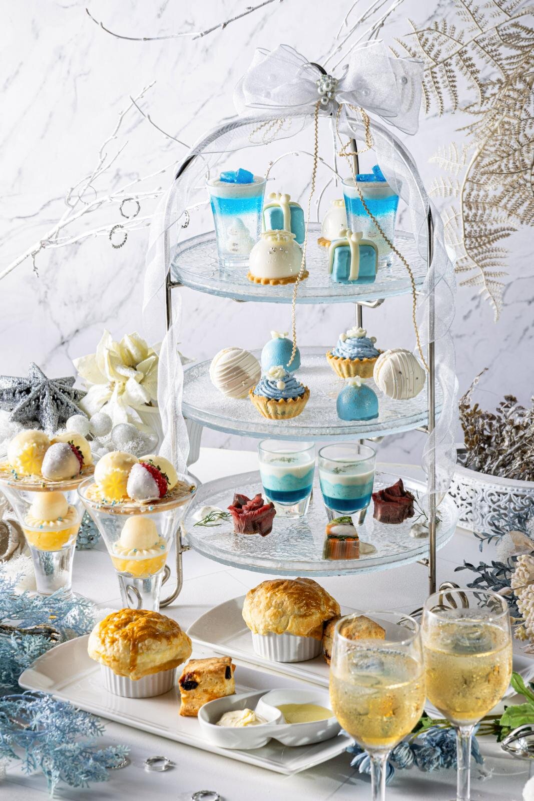 新宿プリンスホテル「ブルー色」クリスマスアフタヌーンティー、プレゼントボックス型ブラウニーなど｜写真2
