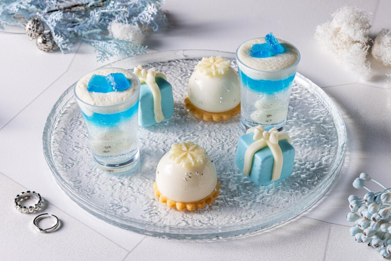 新宿プリンスホテル「ブルー色」クリスマスアフタヌーンティー、プレゼントボックス型ブラウニーなど｜写真3