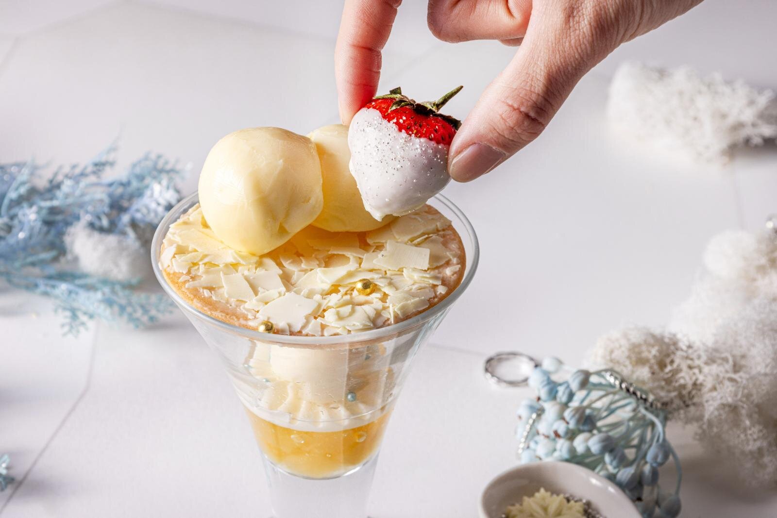 新宿プリンスホテル「ブルー色」クリスマスアフタヌーンティー、プレゼントボックス型ブラウニーなど｜写真8