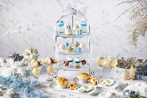 新宿プリンスホテル「ブルー色」クリスマスアフタヌーンティー、プレゼントボックス型ブラウニーなど