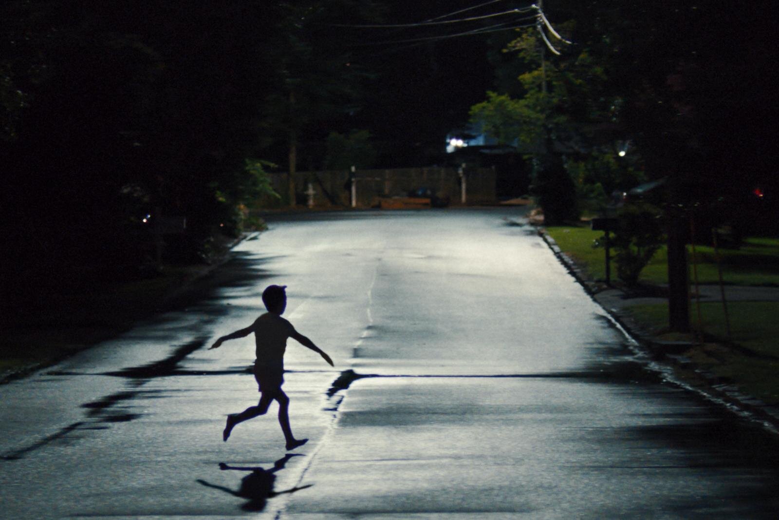 考察ミステリー映画『WEAPONS／ウェポンズ』子供の集団失踪から始まる“町を狂わす”怪奇事件