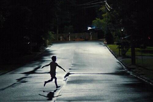 考察ミステリー映画『WEAPONS／ウェポンズ』子供の集団失踪から始まる“町を狂わす”怪奇事件