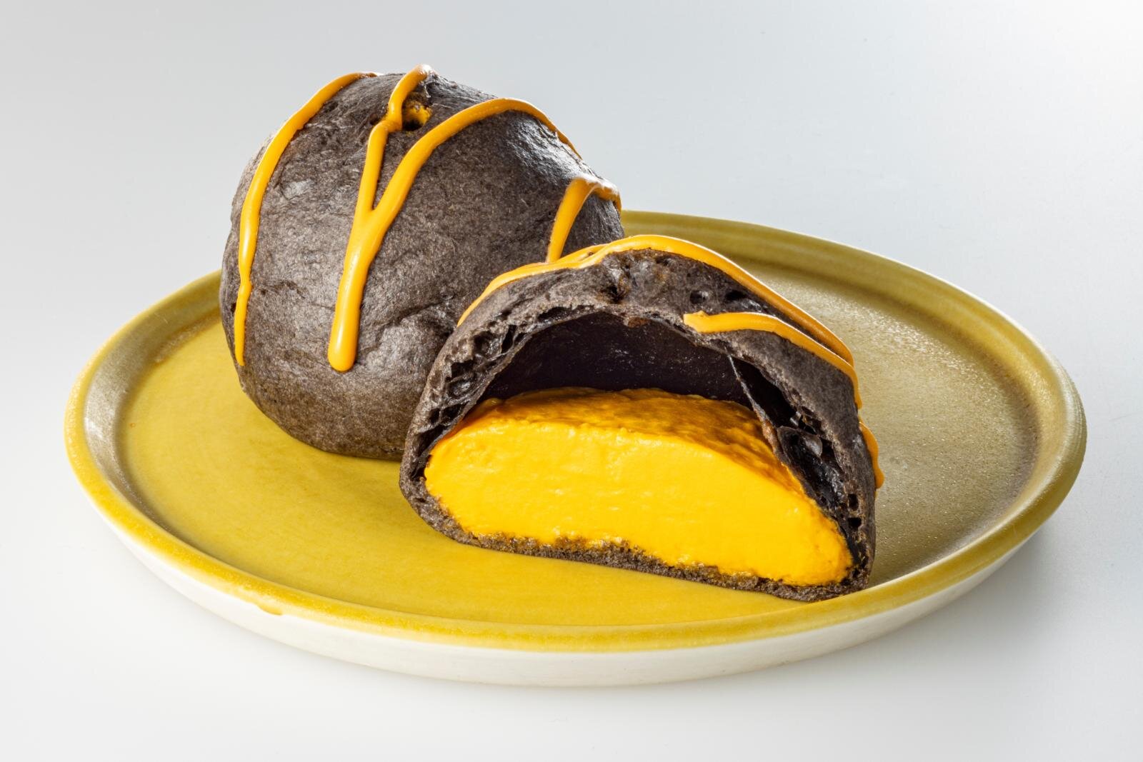 セブン‐イレブンのハロウィンスイーツ、‟黒×赤”の苺ココアパフェや南瓜クリーム入り「パンプキンもこ」