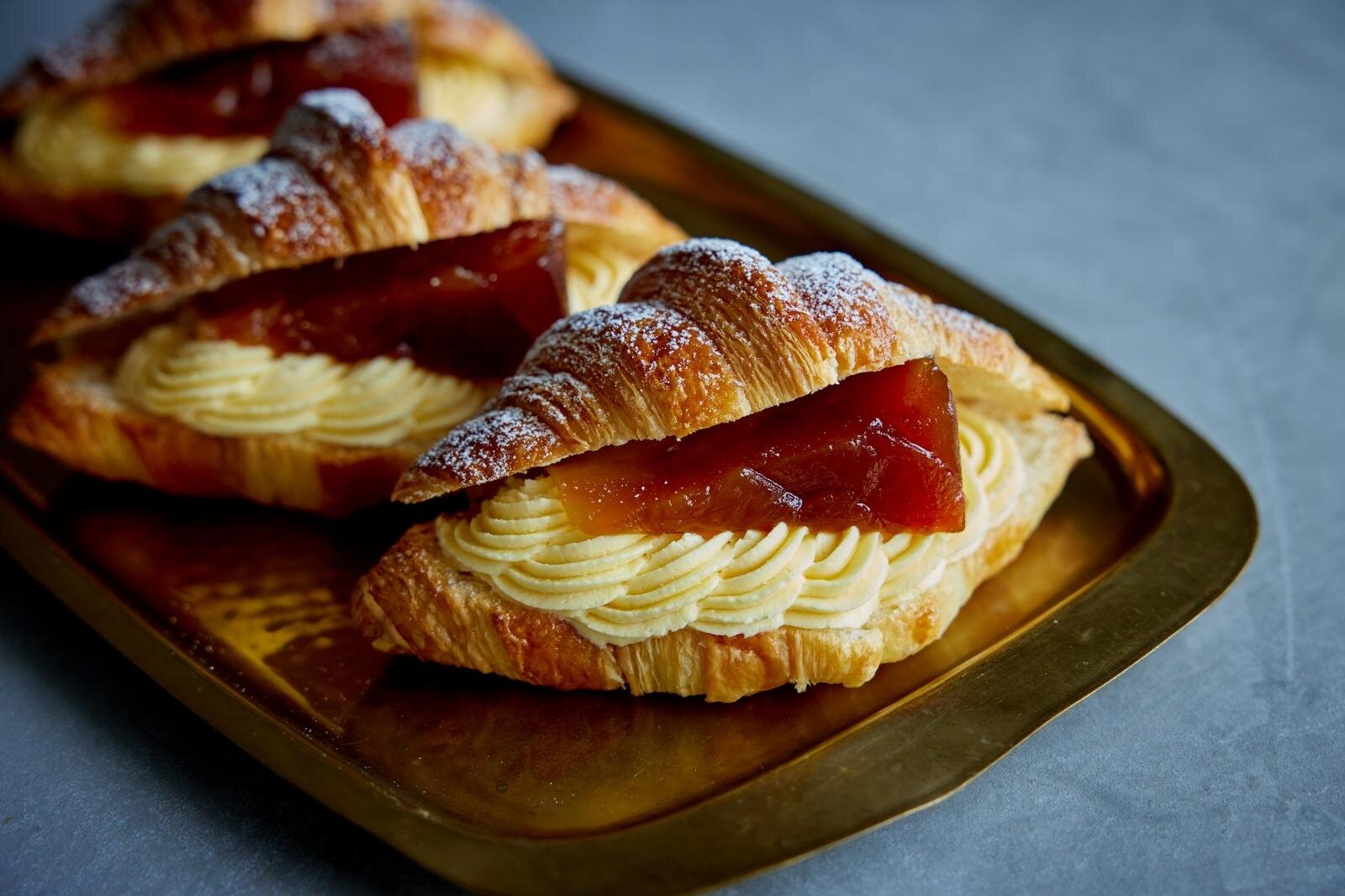 「エシレ・ラトリエ デュ ブール 麻布台ヒルズ」‟タルトタタン風”紅玉りんごのフルーツサンド