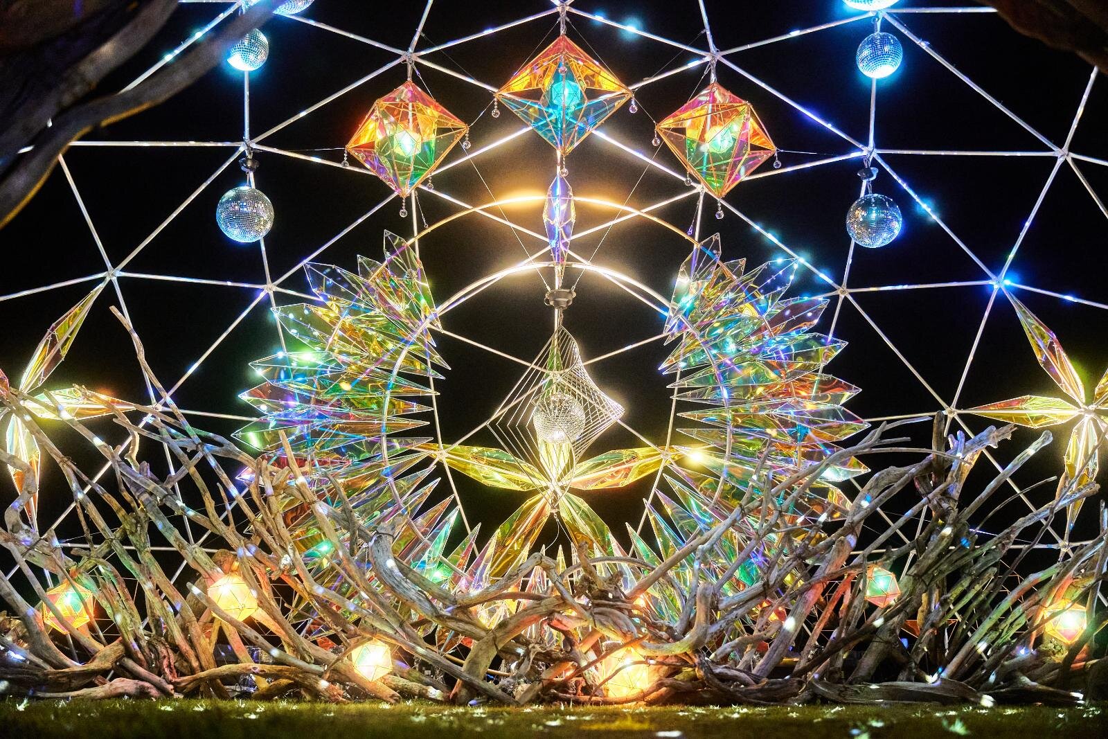 群馬・みなかみ町温泉街の秋ライトアップイベント、虹色イルミネーションが彩る公園＆ナイト足湯も