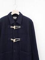 フジ“ステンカラー”のダッフルコート＆カシミヤスカーフ、経年変化を楽しむイタリアレザーベルトも｜写真2