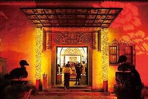 新宿・小笠原伯爵邸“一夜限り”大人のクリスマスパーティー「聖なる薔薇の夜会」本場パエリアやカジノ