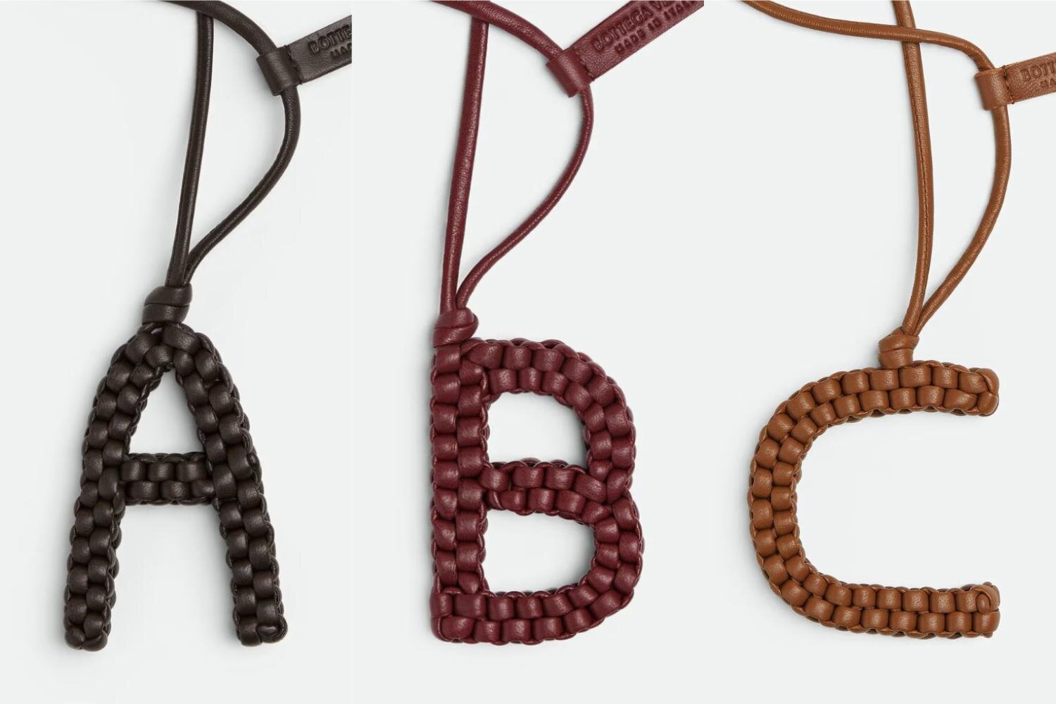 ボッテガ・ヴェネタのアルファベットチャーム、“イントレチャート”レザーで手書き風に