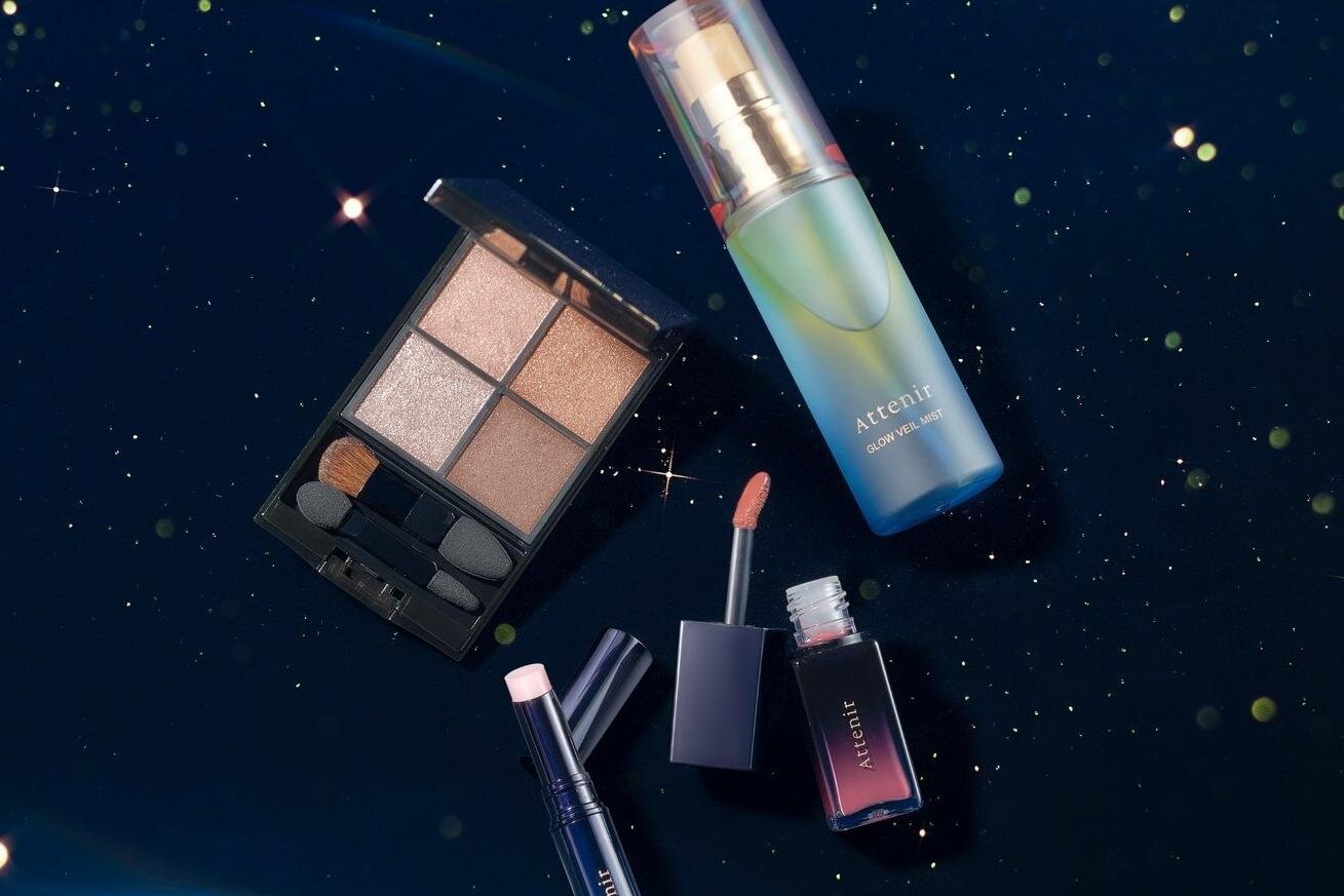アテニア25年冬コスメ、“夜空の煌めき＆透明感”纏う4色アイパレやふっくら潤うリップバーム