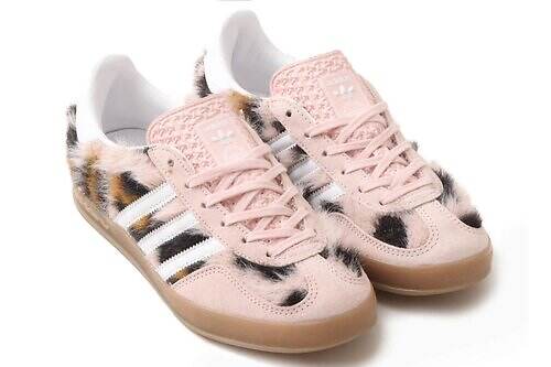 アディダス オリジナルス「ガゼル」モヘアスニーカー、淡いカラーのふんわりレオパード