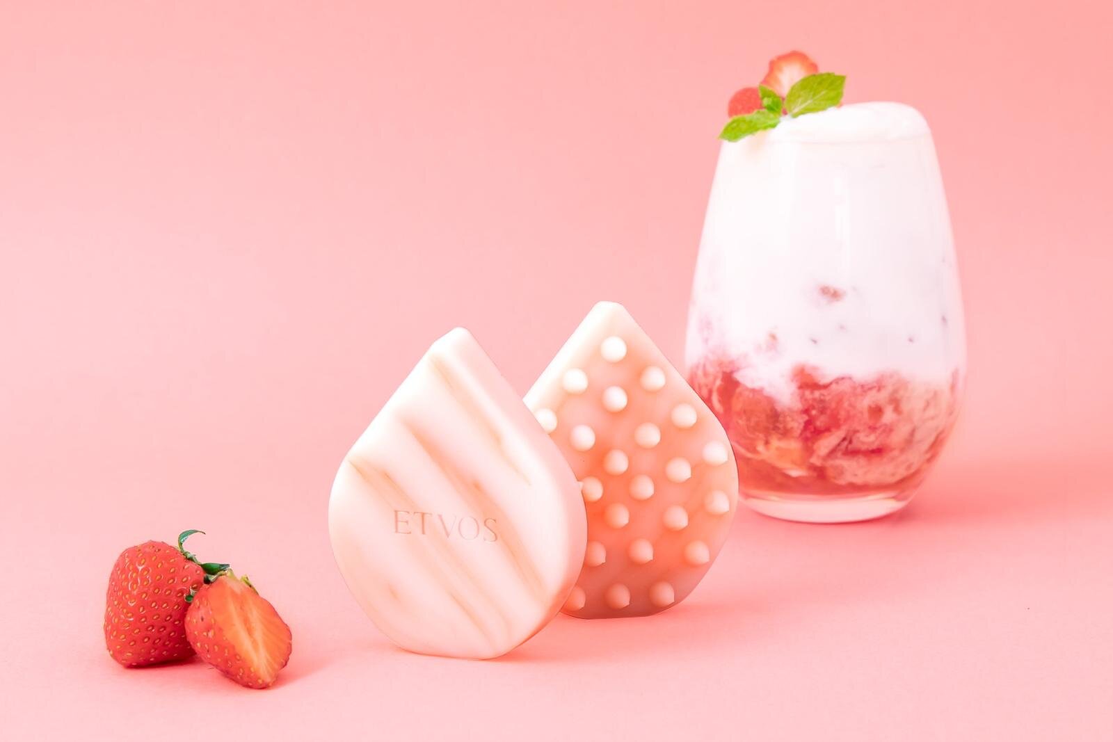 エトヴォス「イチゴミルク」のマーブル柄マッサージブラシ、コスメキッチン＆ビープル限定で