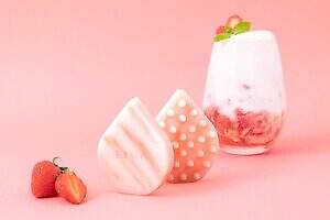 エトヴォス「イチゴミルク」のマーブル柄マッサージブラシ、コスメキッチン＆ビープル限定で