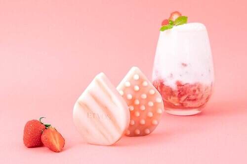 エトヴォス「イチゴミルク」のマーブル柄マッサージブラシ、コスメキッチン＆ビープル限定で