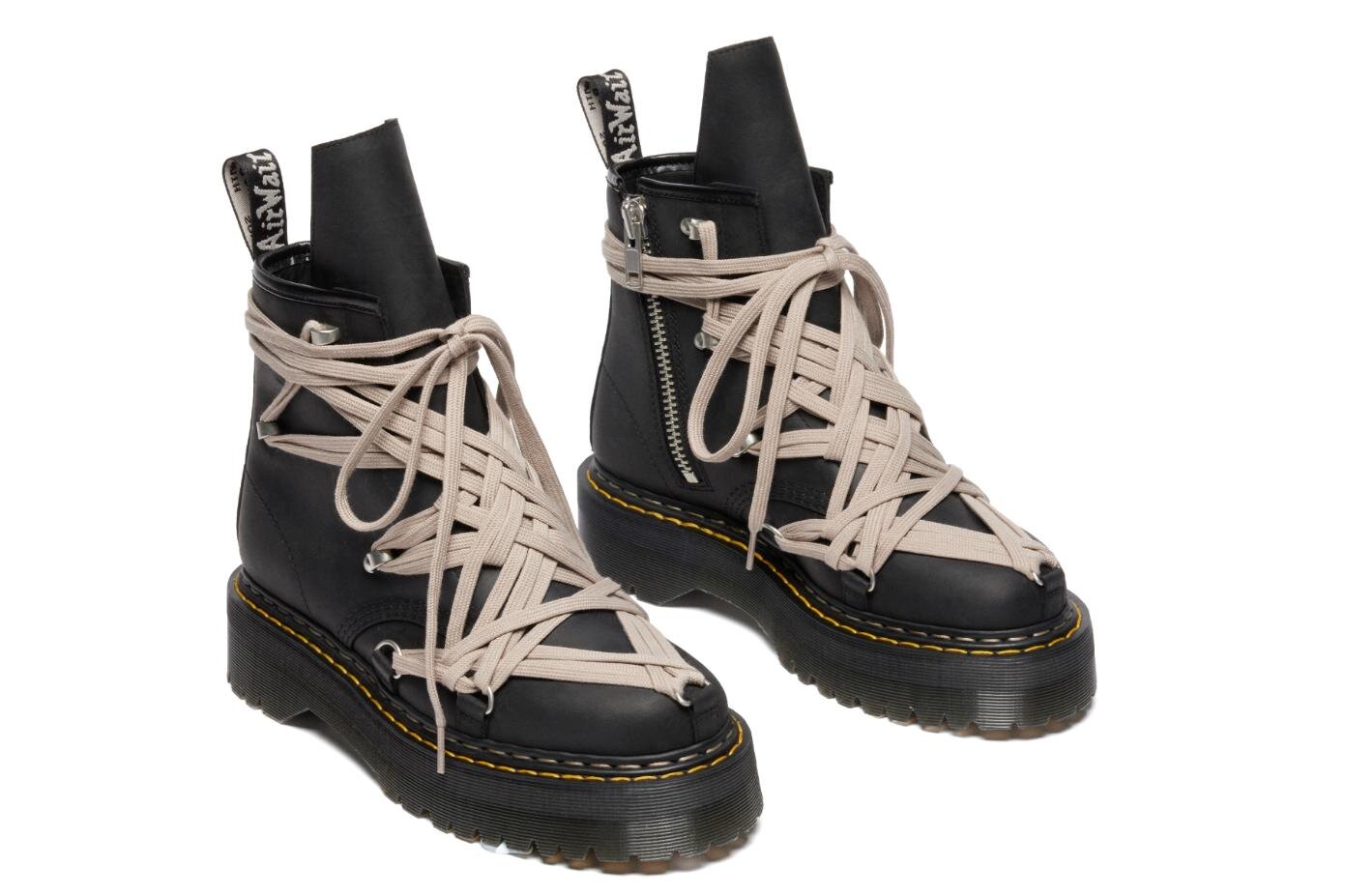 ドクターマーチン×リック・オウエンス、“五芒星”シューレースの厚底レザーブーツ